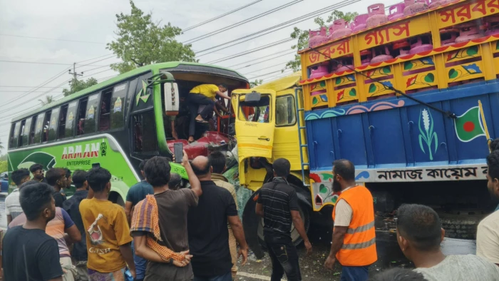 বাগেরহাটে বাস-ট্রাকের মুখোমুখি সংঘর্ষে আহত ২০